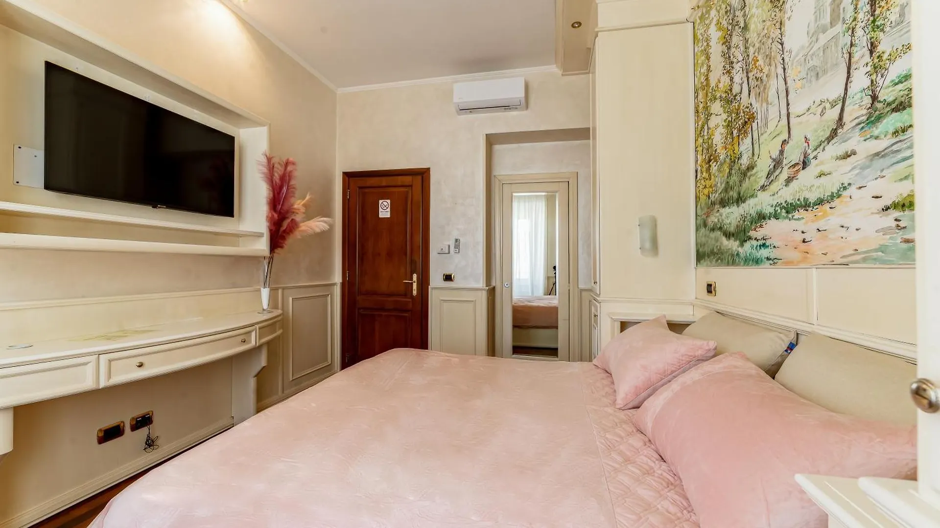 Downtown Luxury B&B - Termini Train Station Rome Italy