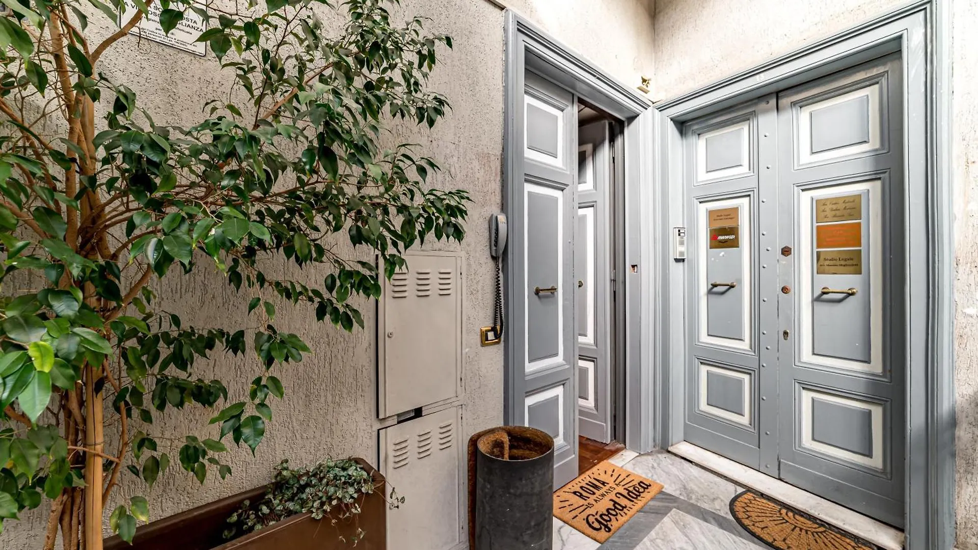 Bed & Breakfast Downtown Luxury B&B - Termini Train Station Rome Italy